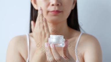 化妆品美护肤品面部治疗概念女人应用保湿霜乳<strong>液</strong>脸奢侈品白色化妆品奶油包装